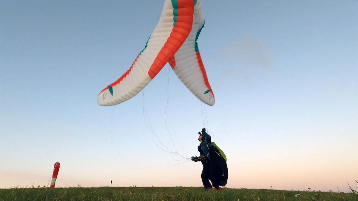 How to kill your paraglider in strong wind