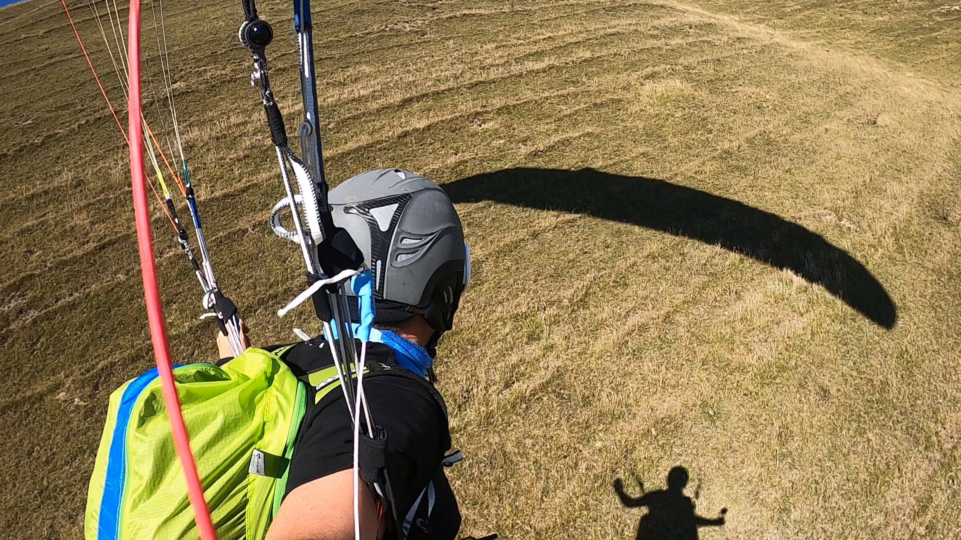 Slope landing a paraglider