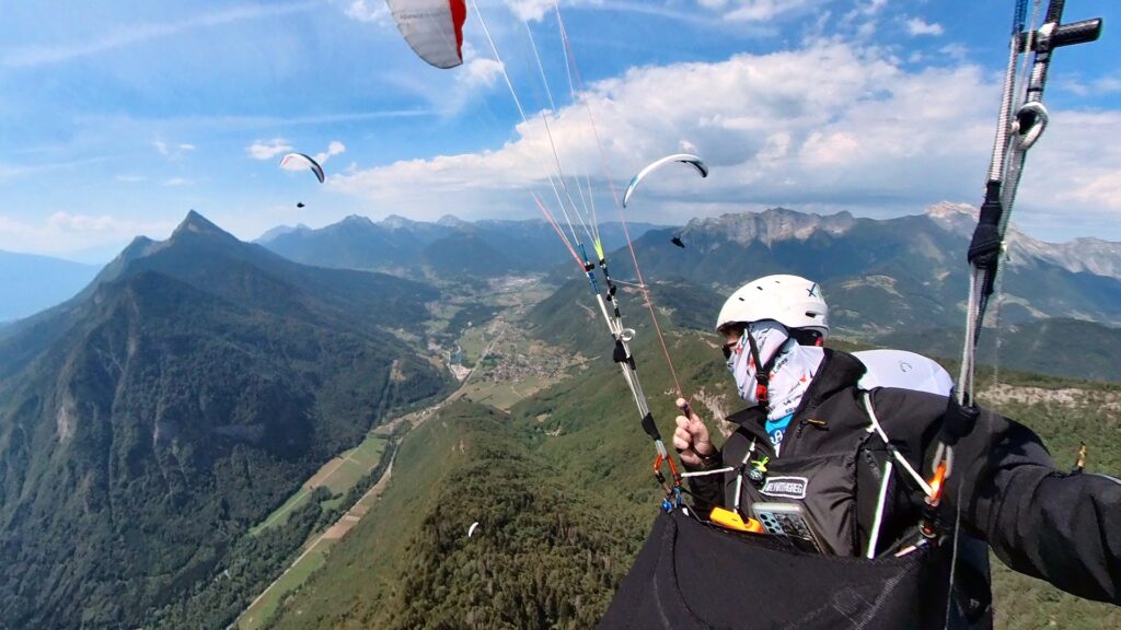 Thermaling a paraglider with other pilots can give you an advantage